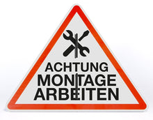 Laden Sie das Bild in den Galerie-Viewer, Schild Aufsteller - Achtung Montage Arbeiten |Dreieck 50 x 40 cm - freistehend aufstellbar