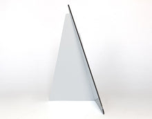 Laden Sie das Bild in den Galerie-Viewer, Halten Sie 2 Meter Abstand - Dreieck Aufsteller 50 x 40 cm - freistehend aufstellbar– 4 mm Alu Verbundplatte